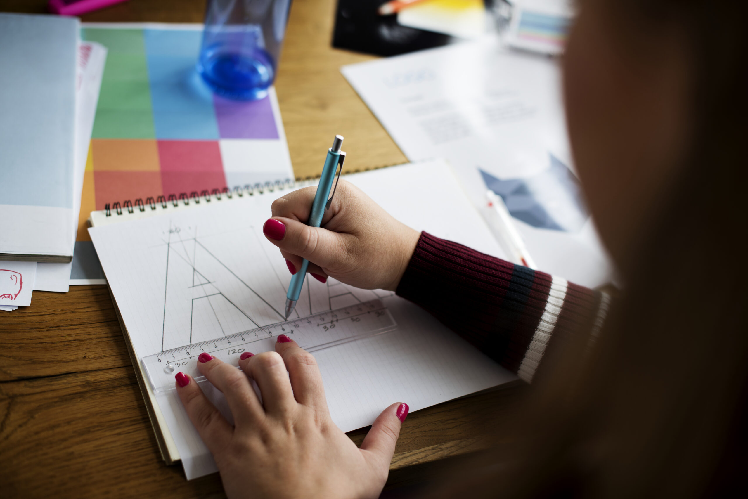 Brand Impact – Création graphique et identité visuelle sur mesure pour une marque impactante.
